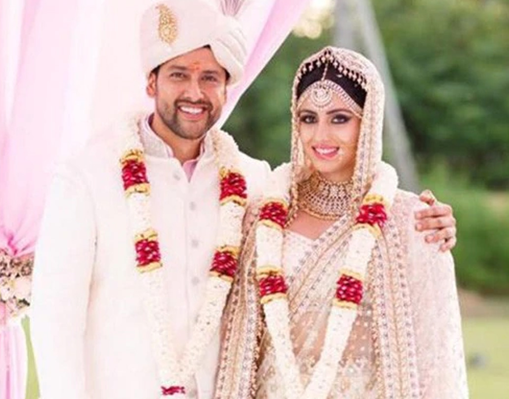 শ্রীলঙ্কায় তাঁদের বিয়ের অনুষ্ঠানে হাজির ছিলেন ঘনিষ্ঠ বন্ধু ও আত্মীয়রা। হাতির পিঠে চড়ে বিয়ের আসরে হাজির হন আফতাব। পাল্কিতে করে আসেন নিন। ডিজাইনার যোশিতার লেহেঙ্গায় সেজেছিলেন নিন। আফতাবের পরনে ছিল ট্রয় কোস্টার ডিজাইন করা শেরওয়ানি। (ছবি : সোশ্যাল মিডিয়া)