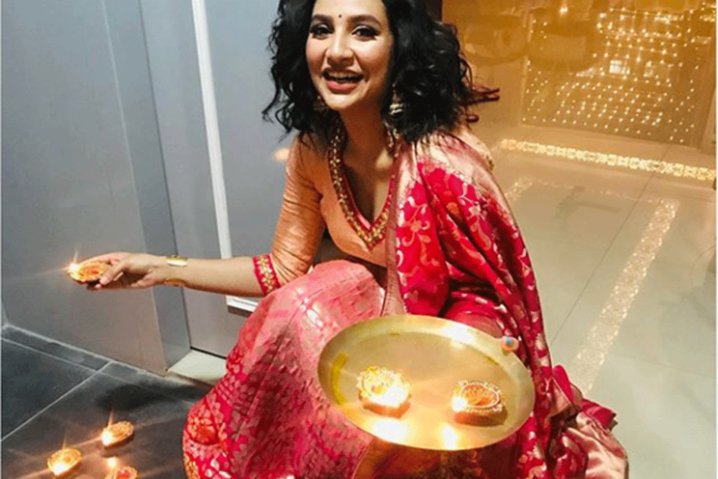 শুভশ্রী চক্রবর্তী: ছোট করে কাটা চুল, লাল ওড়না আর লম্বা কানের দুলে অসম্ভব সুন্দরী লাগছে শুভশ্রীকে। সঙ্গে বাড়তি প্রাপ্তি তাঁর হাসি। হাতে প্রদীপের থালা নিয়ে ঘর সাজাতে ব্যস্ত নায়িকা।