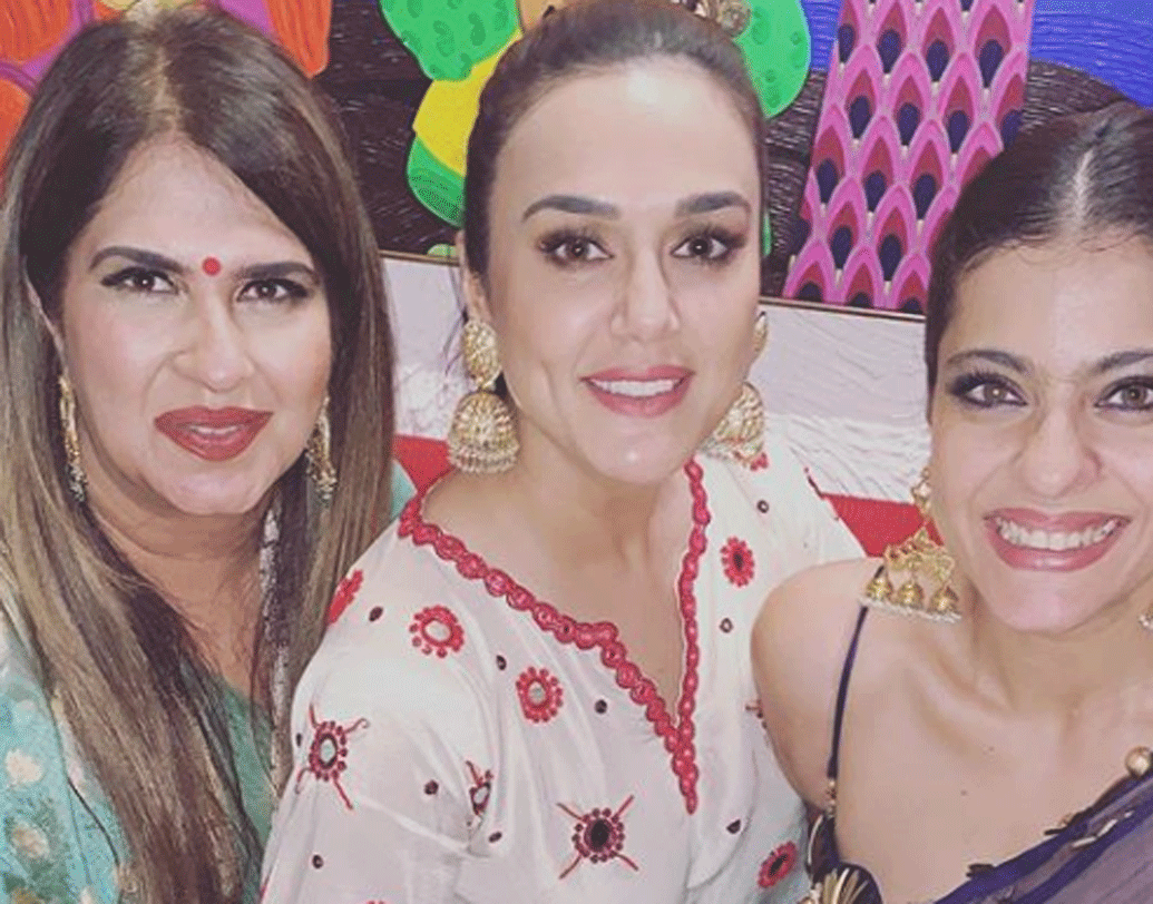 কাজল: দিওয়ালি পার্টি চলছে প্রীতির বাড়িতে। কালো নেট শাড়িতে দিওয়ালি সাজে বন্ধুর বাড়িতে এসে হাজির কাজলও। একসঙ্গে ছবি তুলে সেই মুহূর্তটা শেয়ার করতে ভোলেননি।