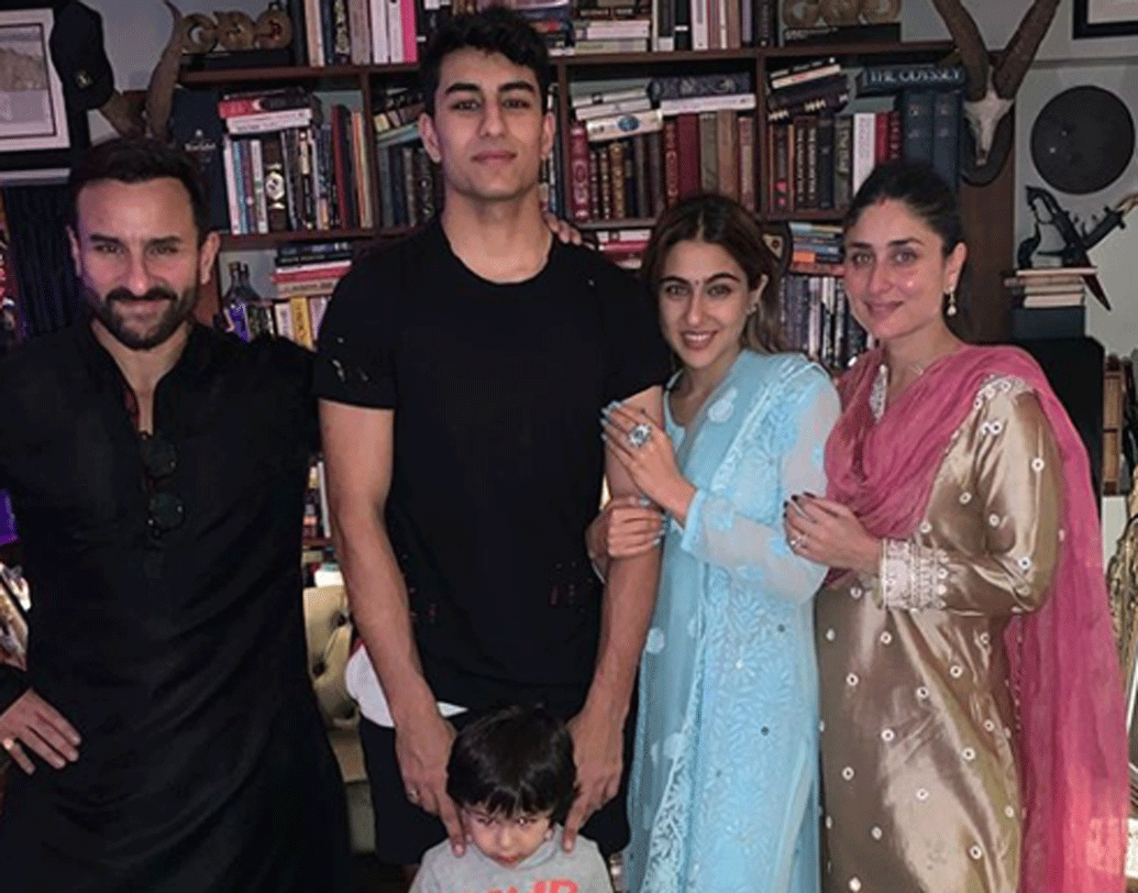 সারা আলি খান: উৎসবের দিনগুলো পরিবারের সঙ্গে কাটাতেই পছন্দ করেন সারা। তাই এই সময়টা আলাদা করে কোনও কাজ হাতে রাখেননি। বরং বাবা, ভাই, মা করিনা আর ছোট্ট ভাই তৈমুরের সঙ্গেই বাড়িতে কাটাচ্ছেন তিনি।