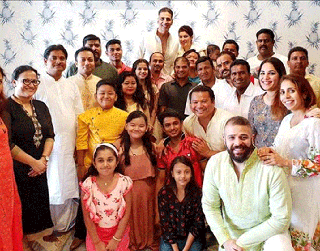 অক্ষয় কুমার: প্রতিবারের মতো এ বারেও অক্ষয় তাঁর পুরো দলের সঙ্গে দিওয়ালি উৎসব পালন করছেন। স্ত্রী টুইঙ্কল খন্নাও রয়েছেন অক্ষয়ের পাশে।