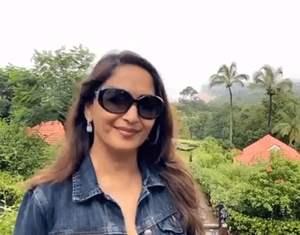 মাধুরী দীক্ষিত: এই মুহূর্তে গোয়াতে রয়েছেন মাধুরী দীক্ষিত। এ বারে দিওয়ালি গোয়াতেই পালন করবেন তিনি। সেখান থেকেই সকলের জন্য শুভেচ্ছা বার্তা পাঠিয়েছেন।