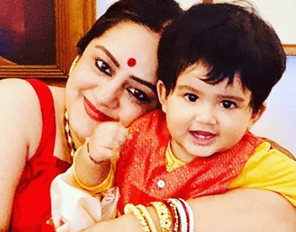 সুদীপা চট্টোপাধ্যায়: স্টাইল আর কেতায় অভিনেত্রী সুদীপা চট্টোপাধ্যায়ের ছেলে আদিদেভ এখনই সুপার স্টার।হলুদ রঙের কুর্তা আর কমলা রঙের পাজামা পরা এই ছবিটা সপ্তমীর সকালে তোলা। দিওয়ালির পোশাকের অপেক্ষায় থাকলাম।