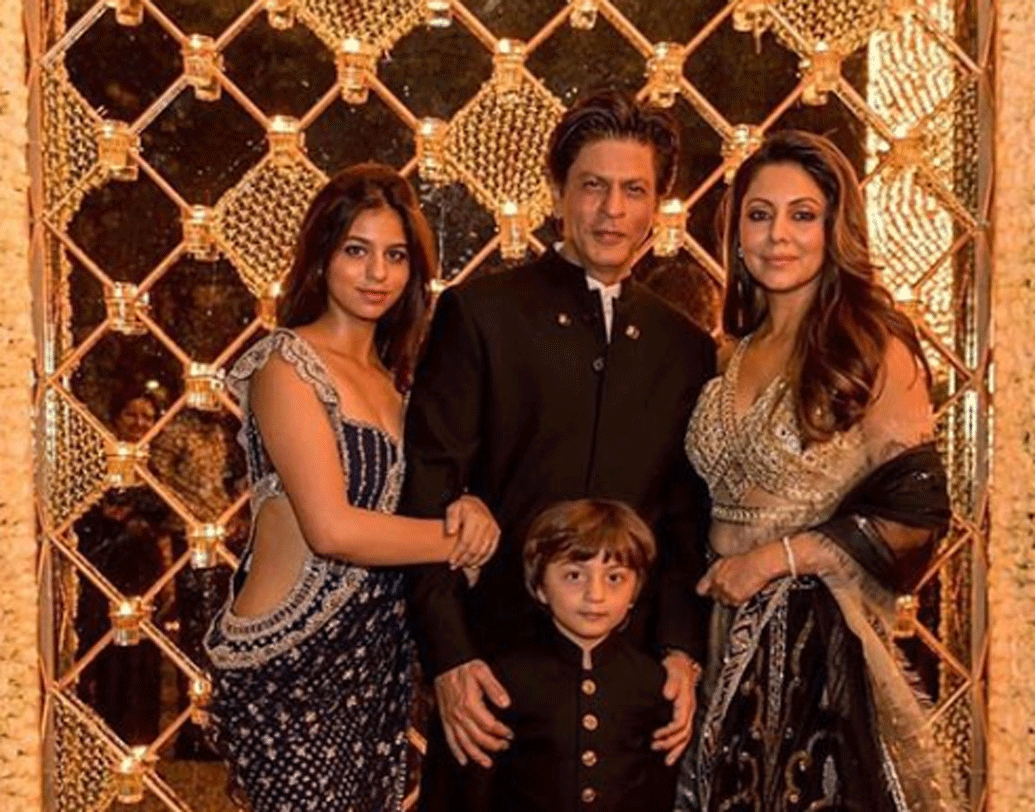 শাহরুখ খান: ফ্যামিলি ম্যান শাহরুখ প্রতিটা উৎসবই পরিবারের সঙ্গে কাটাতেই পছন্দ করেন। ছেলে আরিয়ানকে যদিও দেখা যাচ্ছে না ছবিতে, কিন্তু ছোট ছেলে আব্রাম, মেয়ে সুহানা আর স্ত্রী গৌরীকে নিয়ে ভক্তদের জন্য সুন্দর এই ছবিটি শেয়ার করেছেন তিনি।