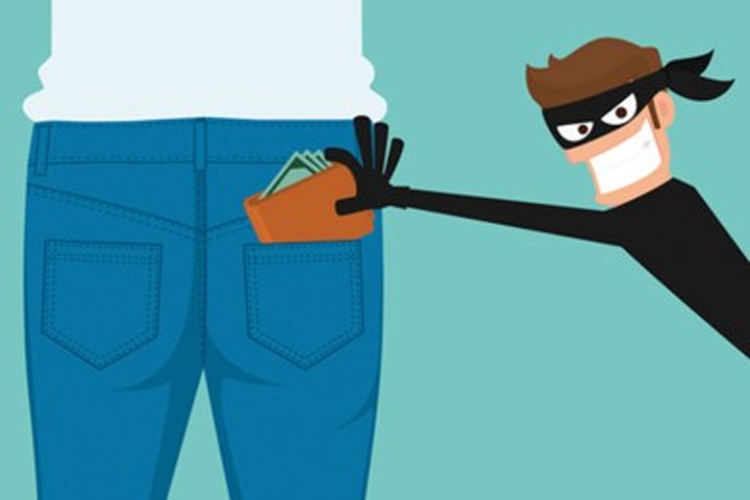 তদন্তকারীরা জানাচ্ছেন, অভিযুক্তদের পরিকল্পনা খুব সহজ। ভিড়ের মধ্যে দু’জন করে মিশে থাকতেন। এক জনের চোখ থাকত ব্যাগ কিংবা পকেটে।