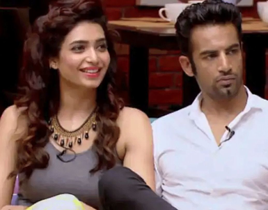 করিশ্মা তন্না এবং উপেন পটেল: বিগ বস সিজন ৮-এর জুটি তাঁরা। বিগ বসের ঘরের আলো বন্ধ হয়ে যাওয়ার পর তাঁদের প্রেম দর্শকের নজর এড়াতে পারেনি। অনেকেই মনে করেছিলেন, সবটাই আসলে পাবলিসিটির জন্য। কিন্তু সবাইকে ভুল প্রমাণ করেন তাঁরা। বিগ বস হাউসের বাইরেও তাঁদের প্রেম বেশ জমে উঠেছিল। তবে বর্তমানে তাঁরা একসঙ্গে নেই।