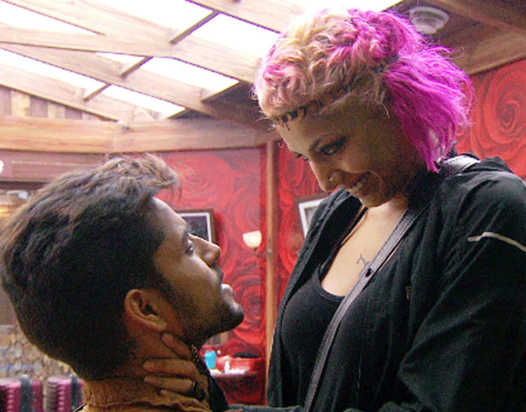 দিয়ান্ড্রা সোরেস এবং গৌতম গুলাটি: বিগ বস হাউসে তাঁদের ঘিরে সবচেয়ে যে বড় বিতর্কটি হয়েছিল, সেটা হল বাথরুমের মধ্যে তাঁদের রোম্যান্স। পরে এক সাক্ষাত্কারে গৌতম স্বীকার করেছিলেন যে, এটা তাঁদের সবচেয়ে বড় ভুল ছিল। তাঁরা দু’জনে বন্ধুর থেকে বেশি কিছু ছিলেন না, মায়ের পছন্দ করা মেয়েকেই বিয়ে করবেন, এ সবও জানান তিনি। বিগ বস সিজন ৮-এর প্রতিযোগী ছিলেন তাঁরা।