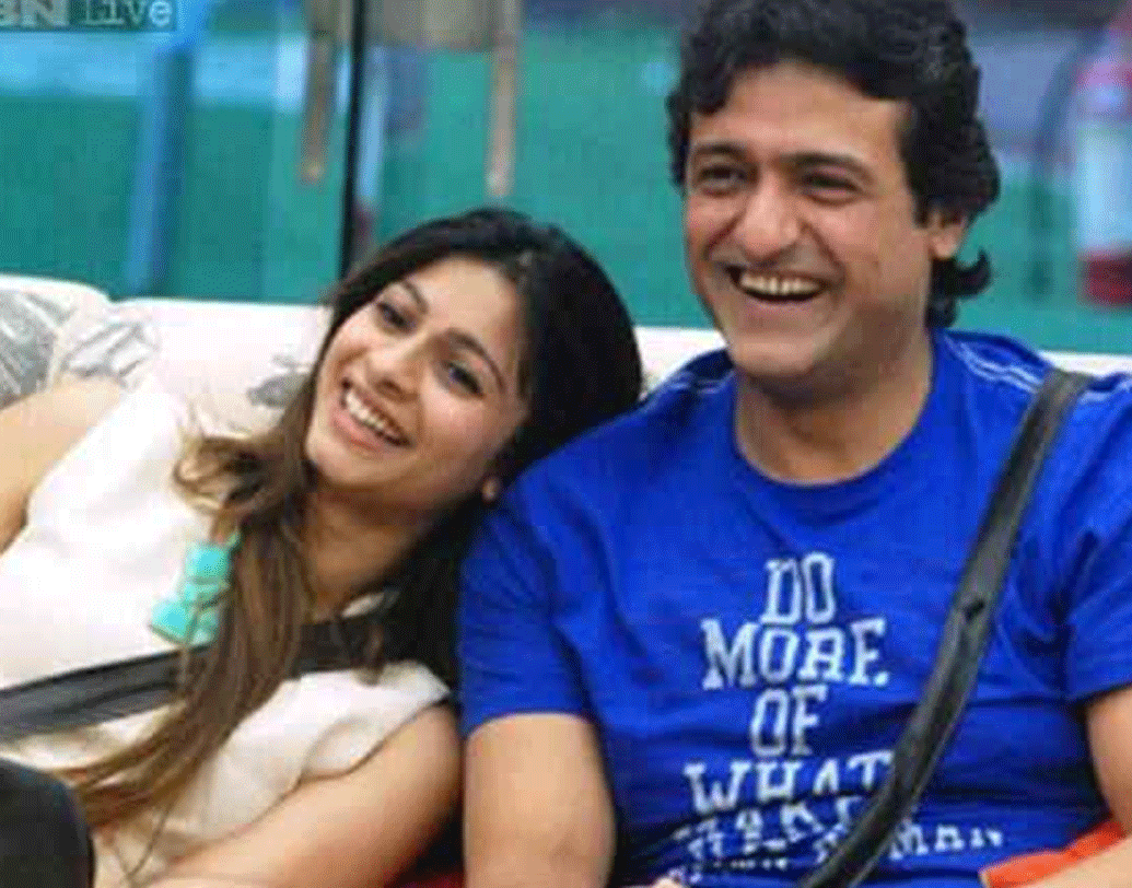 তানিশা মুখোপাধ্যায় এবং আরমান কোহালি: বিগ বস হাউসে একে অপরের সবচেয়ে বড় সমর্থক ছিলেন তাঁরা। সব সময় একসঙ্গে থাকতেন। একসঙ্গে গেম প্ল্যান করতেন। অনেকেই মনে করেছিলেন যে, মুখোপাধ্যায় পরিবারের বোধ হয় ছোট জামাই হতে চলেছে আরমান। কিন্তু বাস্তবে তা হয়নি। সিজন ৭-এ ছিলেন তাঁরা।