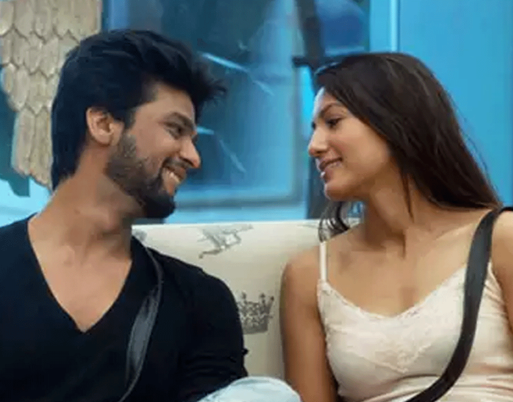 গৌহর খান এবং কুশল টন্ডন: সিজন ৭-এর প্রতিযোগী ছিলেন তাঁরা। গৌশল— তাঁদের একসঙ্গে এই নামেই ডাকতে শুরু করেন ভক্তেরা। বিগ বস হাউসের বাইরেও তাঁরা একসঙ্গে বেড়ানোর ছবি পোস্ট করতেন। দু’জনে একে অপরের জন্য প্রাণ দিতেও প্রস্তুত ছিলেন বলে দাবি করেছিলেন। সেই জুটির মধ্যে এখন কথাবার্তাই বন্ধ।