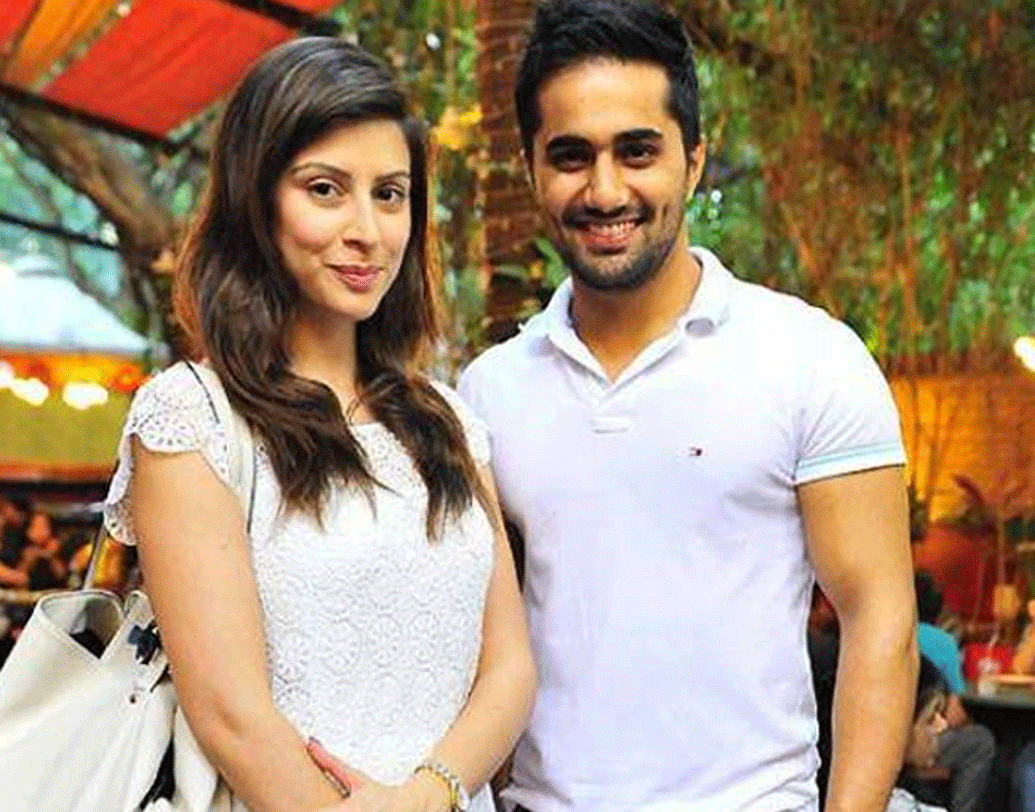 করিশ্মা কোটাক এবং বিশাল করবাল: সানা ছাড়া আরও একজনের সঙ্গে প্রেম হয়েছিল বিশালের। তিনি সিজন ৬-এর প্রতিযোগী করিশ্মা কোটাক। তাঁরা দু’জন পরেও এই সম্পর্ক খুব বেশি প্রকাশ্যে আনেননি। বর্তমানে তাঁরা শুধুই বন্ধু।