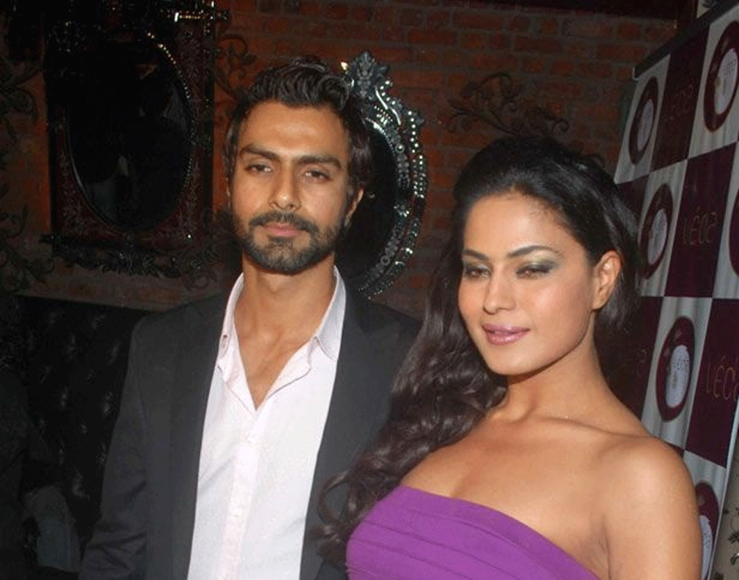 বীণা মলিক এবং অস্মিত পটেল: বিগ বস হাউসের মধ্যে কোন জুটির ঘনিষ্ঠতা সবচেয়ে বেশি ,যদি তার একটা তালিকা করা হয়, তা হলে তালিকার শীর্ষে থাকবে এই জুটি। আর সিজন ৪ শেষ হয়ে বাইরে বেরিয়েই তাঁদের মধ্যে ব্রেক আপ হয় খুব খারাপ ভাবে। তখন থেকেই দু’জনের কথা বন্ধ।