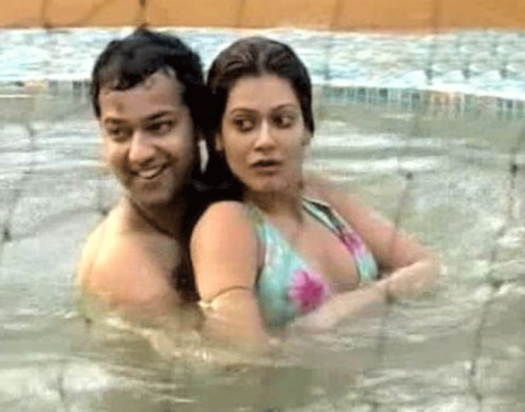 রাহুল মহাজন, পায়ল রোহতগী এবং মনিকা বেদী: আর এক ত্রিকোণ প্রেমের ঘটনা বিগ বসের হাউসে দেখা গিয়েছিল সিজন ২-এ। তিনি যেখানেই যাবেন ক্যামেরা তাঁকে অনুসরণ করবে, সে ব্যবস্থা ভাল ভাবেই করে নিয়েছিলেন রাহুল মহাজন। বিগ বস হাউসের বাইরে অবশ্য এই প্রেম টেকেনি।