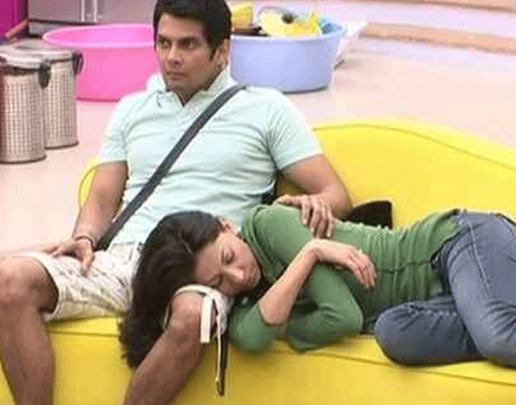 বিদা সমাদজই এবং অমর উপাধ্যায়: বিগ বসে যখন আসেন তখন অমর বিবাহিত। দুই সন্তানের বাবা। তা সত্ত্বেও বিগ বসের ঘরে এই জুটির ঘনিষ্ঠতা নিয়ে চর্চা হয়েছিল।