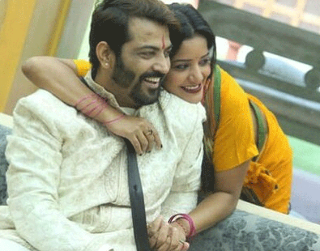 মনু পঞ্জাবী এবং মোনালিসা: ভোজপুরী ফিল্মের জনপ্রিয় নায়িকা মোনালিসা। মনু পঞ্জাবীর সঙ্গে তিনি জড়িয়ে পড়েছিলেন ভীষণ ভাবে। পরে বিক্রান্ত সিংহ রাজপুতকে বিয়ে করেন মোনালিসা। তাঁরা সিজন ১০-এর প্রতিযোগী ছিলেন।