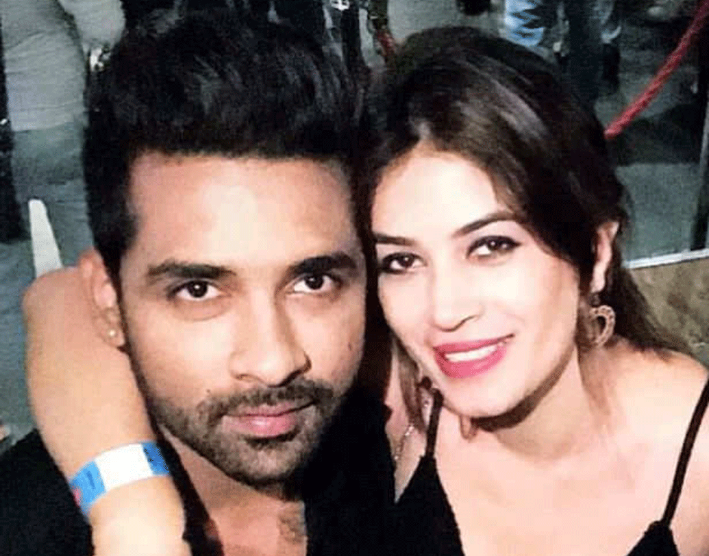 বন্দগী কালরা এবং পুনীশ শর্মা: ঘরের আলো বন্ধ হওয়ায় অপেক্ষায় থাকতেন দু’জনে। একই বিছানায় শুয়ে পড়তেন। সারা রাত গল্প করতেন। কিন্তু তাঁদের এই প্রেমটা শুধু বিগ বস হাউসের জন্যই ছিল। বাইরে বেরিয়ে আগের পার্টনারের সঙ্গেই ডেট করতেন তাঁরা।