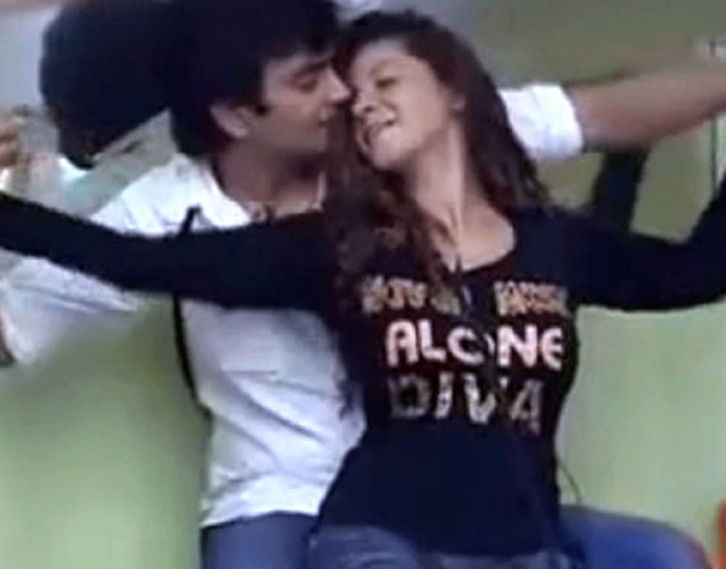 রাজা চৌধুরি এবং সম্ভাবনা শেঠ: সিজন ২-এর প্রতিযোগী। খুব অল্প সময়ের প্রেম। তার পরই দু’জনের মধ্যে তুমুল ঝগড়া শুরু হয়ে গিয়েছিল। পরে জানা গিয়েছিল, সবটাই তাঁদের গেম প্ল্যান ছিল।