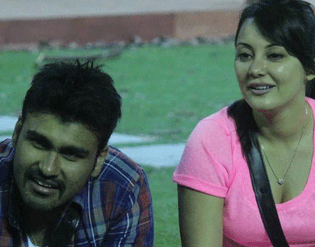 আর্য বব্বর এবং মিনিশা লাম্বা: সিজন ৮-এ আসার অনেক আগে তাঁদের মধ্যে সম্পর্ক ছিল। পরে ব্রেক আপ হয়ে গিয়েছিল। সিজন ৮-এ এই জুটি আবার কাছাকাছি আসে। অনেকেই মনে করেছিলেন, তাঁদের সম্পর্ক আবার গড়ে উঠবে। কিন্তু তা হয়নি।