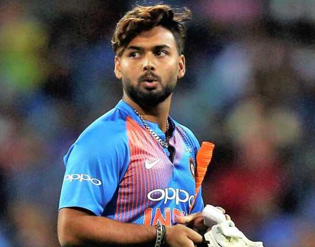 ওয়েস্ট ইন্ডিজে কয়েক মাস আগে দ্বিতীয় টি-টোয়েন্টিতে ৬৫ রানে অপরাজিত থেকে ম্যাচ জিতিয়েছিলেন দিল্লির উইকেটকিপার ব্যাটসম্যান। কিন্তু তার পর ওয়ানডে সিরিজে একের পর এক বাজে শটে আউট হন। দক্ষিণ আফ্রিকার বিরুদ্ধে টি-টোয়েন্টি সিরিজেও তা ঘটেছিল। তবে বয়স কম পন্থের। দ্রুত পরিণত হবেন, আশায় ক্রিকেটমহল।