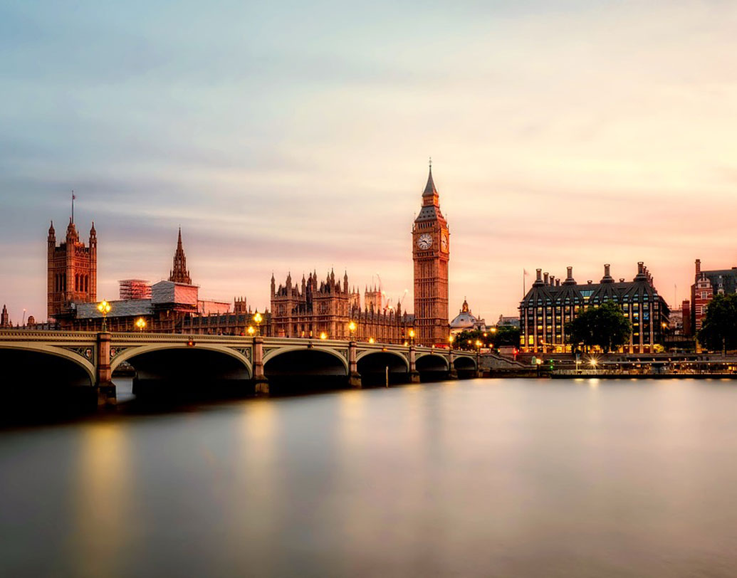 কিছু ব্যতিক্রম ছাড়া প্রাগৈতিহাসিক যুগে নদীকে মূলত নারী রূপেই পুজো করা হত। যেমন এ দেশের গঙ্গা বা ইতালিতে তিবের নদীকে যেমন তিবেরিনাস অথবা প্যারিসের স্যেন নদীকে সেক্যুয়ানা নামে পূজিত হত।