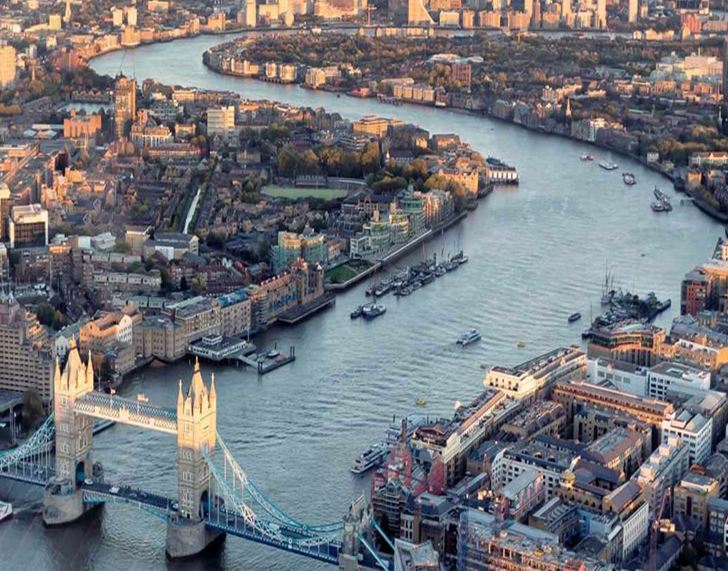 নদীকে মাতৃরূপে বা নারীরূপে পুজোর কারণ নিয়ে নানা মত রয়েছে। রয়েছে নদীর উত্পত্তি নিয়ে প্রাচীন নানা বিশ্বাসও। সবচেয়ে প্রচলিত বিশ্বাস, দুই দেবীর মধ্যে তর্ক হওয়ায় একে অন্যকে নদীতে পরিণত করে দিয়েছিলেন। বা তাঁকে সেই নদীতে মিশিয়ে দিয়েছিলেন। অন্য এক মতে, স্বর্গে নিজেকে নদীতে রূপান্তরিত করার পর ধরিত্রীকে সুফলা করতে পৃথিবীতে নদী হিসাবে নেমে এসেছেন বিভিন্ন দেব-দেবী।