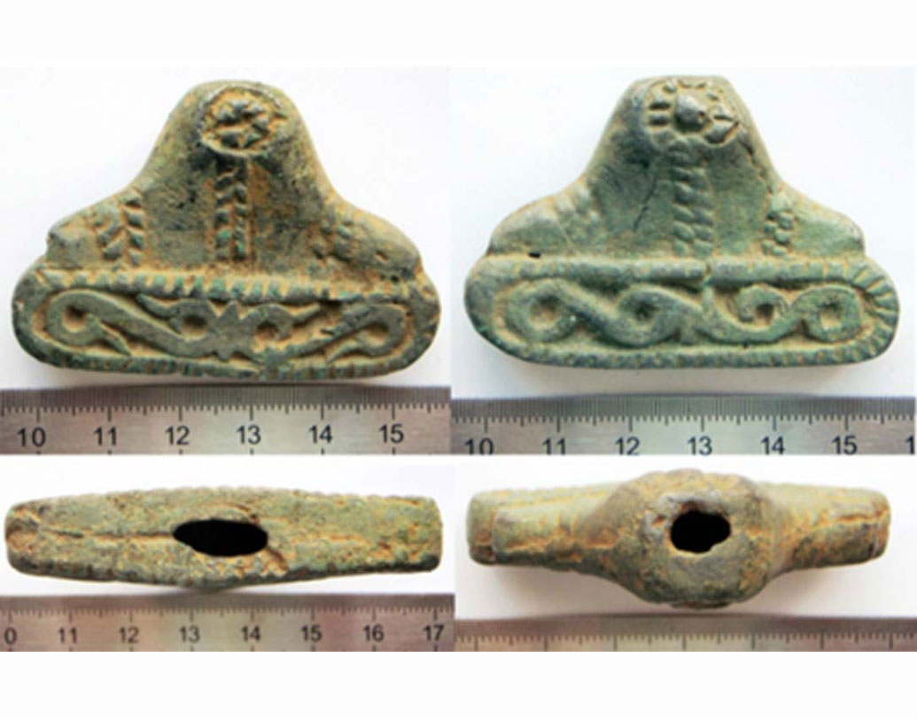 দক্ষিণ দিকেই মিলেছে চারটি কুয়ো। প্রত্যেকটিই প্রায় এক মিটার গভীর। তার মধ্যে থেকে উদ্ধার হয়েছে ৪৫৩টি সূক্ষ্ম কারুকাজ করা ধাতব দ্রব্য। প্রায় প্রতিটিই ইচ্ছে করে অল্প ভাঙা। প্রাগৈতিহাসিক যুগে যেমনটা দেখতে পাওয়া যেত।