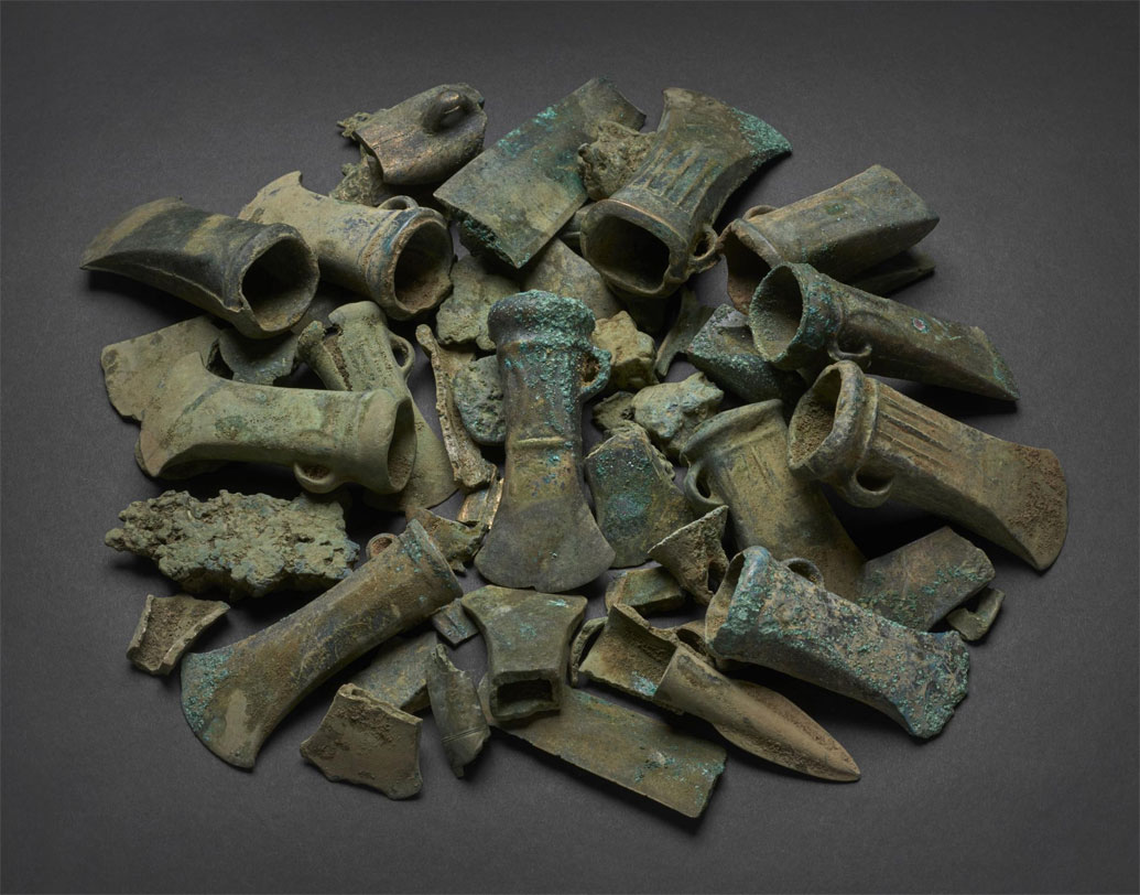 মিলেছে ৩৮টি তরোয়ালের অংশবিশেষ। ১৪৬টি তামার কুঠারের টুকরো ও ৪০টি ছুরি, বর্মের টুকরো। এ ছাড়াও একশোর বেশি ধাতব পাতও মিলেছে। সব মিলিয়ে এর মোট ওজন ৪৫ কিলোগ্রাম। ধাতব দ্রব্য ছাড়াও মাটির কাজের বহু নিদর্শনও খুঁজে পেয়েছেন প্রত্নতাত্ত্বিকেরা।