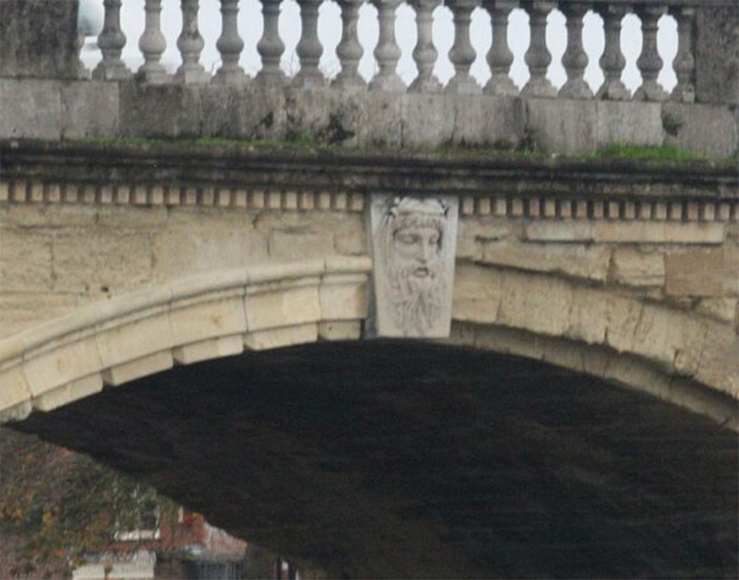 প্রাগৈতিহাসিক যুগের প্রথা অনুযায়ী, ওই দ্রব্যগুলো নদীর কাছে জলাভূমিতে পুঁতে না ফেলে তা ছুড়ে ফেলা হত নদীর জলে। তবে প্রাথমিক ভাবে মনে করা হচ্ছে, নদীতে ছুড়ে ফেলার আগে ওই নিদর্শনগুলি হয়তো পবিত্র দ্রব্য মনে করে বিল্ডিংয়ের ভিতরে জমা করা হত এবং কোনও ধর্মীয় অনুষ্ঠানের সময় তা নদীতে ছুড়ে ফেলা হত।