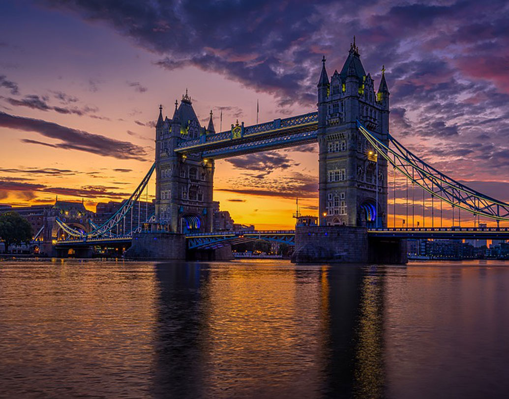 টেমস নদীর উপত্যকায় ওই চত্বরটি সত্যিই যদি কোনও জলদেবতার ধর্মস্থান হয় এবং নদীর জলে তথাকথিত পবিত্র দ্রব্যগুলি ছুড়ে ফেলা হত, তা হলে আরও একটি প্রশ্ন উঠে এসেছে প্রত্নতাত্ত্বিকদের মনে। সে যুগে টেমস নদীকে কি দেবী বা দেবতা হিসাবে পুজো করা হত?