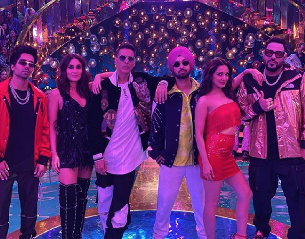 নিজের ইনস্টাগ্রাম স্টোরিতে কর্ণ জোহর শেয়ার করেছেন পার্টির নানা মুহুর্তের ছবি। পার্টিতে উপস্থিত ছিলেন অক্ষয় কুমার, বাদশাহ-সহ একাধিক তারকা। পার্টির মেজাজে মেতে ছিলেন সকলেই।