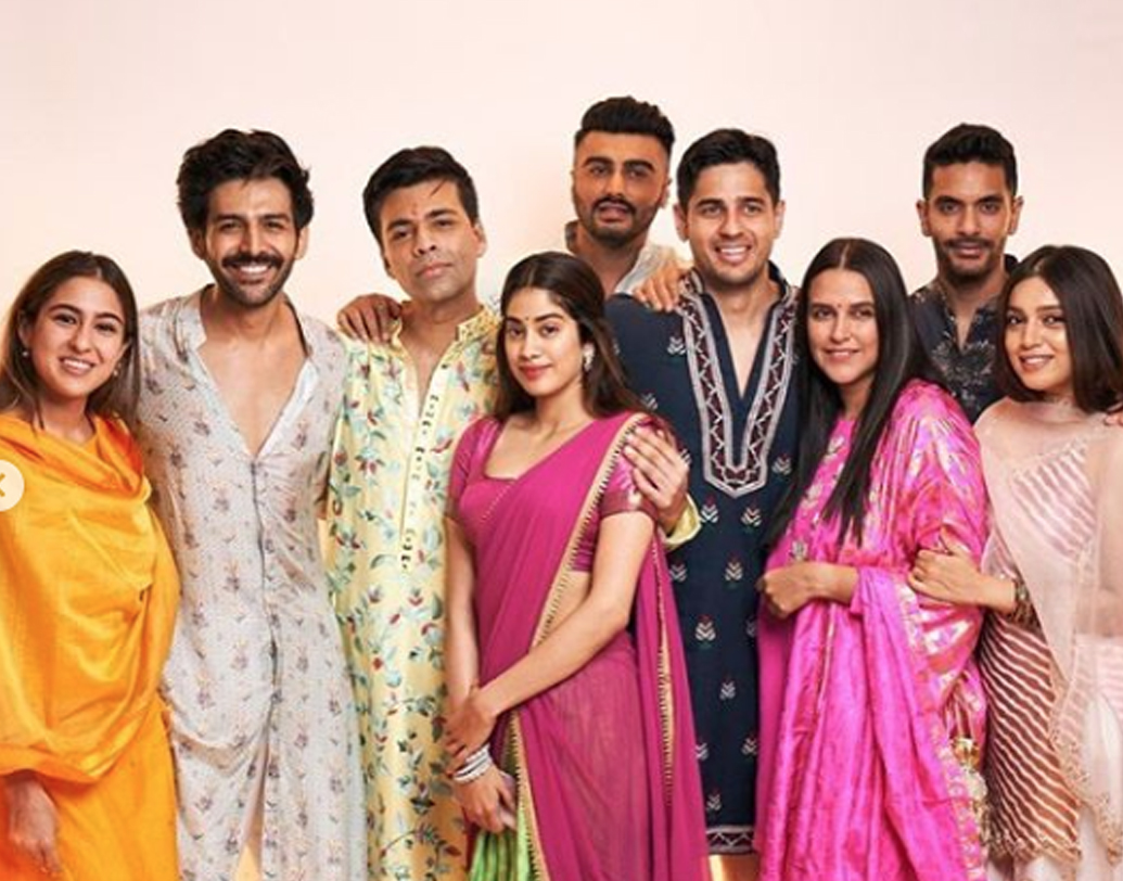 সারা আলি খান, কার্তিক আরিয়ান, অর্জুন কপূর, সিদ্ধার্থ মালহোত্র, জাহ্ণবী কপূর, নেহা ধুপিয়া— পার্টিতে ছিল বি-টাউনের একাধিক নক্ষত্রের সমাগম। উজ্জ্বল হলুদ রঙের শালোয়ার কামিজে সারা আর সবুজ-গোলাপি লেহেঙ্গায় জাহ্ণবী এথনিক পোশাকে। দুজনেরই পার্টি লুক ছিল নজরকাড়া।