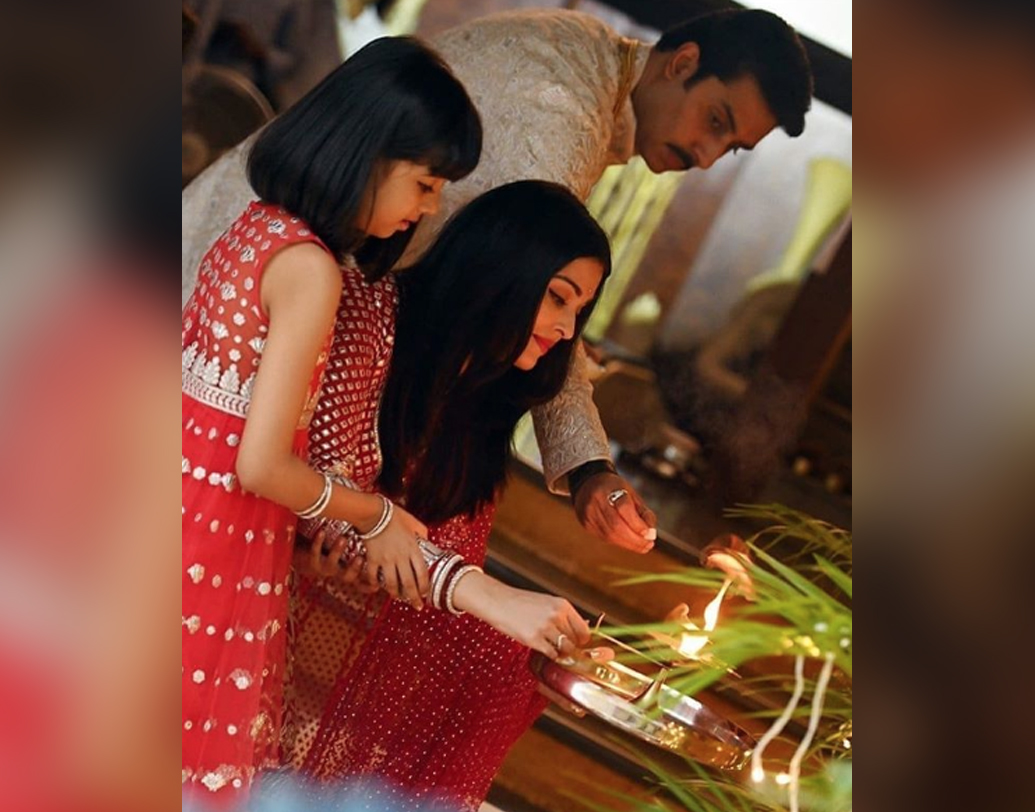 দিওয়ালি উপলক্ষে লাল চুড়িদারে সেজেছিলেন ঐশ্বর্যা আর আরাধ্যা। অভিষেকের পরনে ছিল সাদা পাঞ্জাবি। প্রদীপ হাতে তাঁরা দিওয়ালির পুজো করছেন এমনই ছবি সোশ্যাল মিডিয়ায় পোস্ট করলেন অমিতাভ বচ্চন।