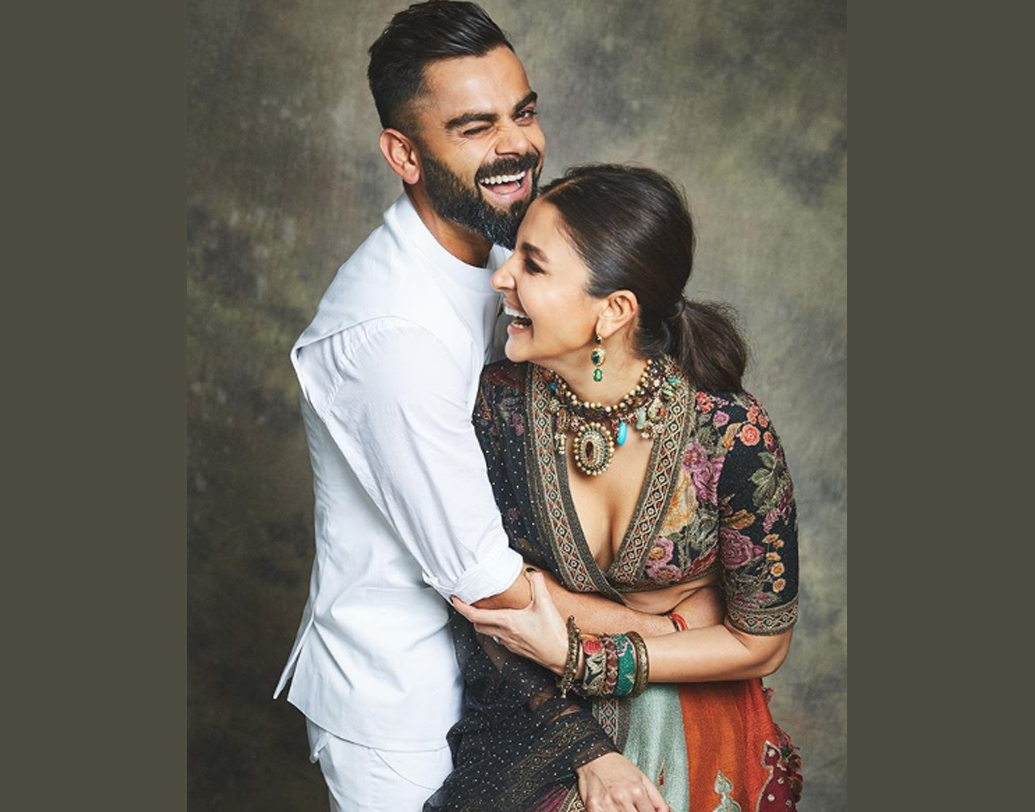 ফ্যানেদের দিওয়ালির শুভেচ্ছা বার্তা জানিয়েছেন বিরুষ্কা। সাদা ওয়াইন কোটে বিরাট ও মাল্টিকালারের লেহেঙ্গায় উৎসবের মরসুমে খুনসুটিতে মেতেছেন বিরুষ্কা।