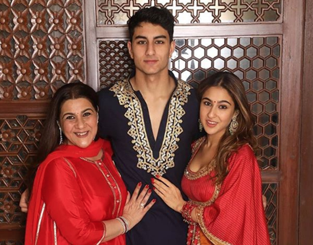 মা আমৃতা সিংহ আর ভাই ইব্রাহিমের সঙ্গেই এ বারের  দিওয়ালি কাটালেন  সারা আলি খান। উজ্জ্বল লাল রঙের চুড়িদারে সারার এই দিওয়ালি লুক ব্যাপক সাড়া ফেলেছে সোশ্যাল মিডিয়ায়।