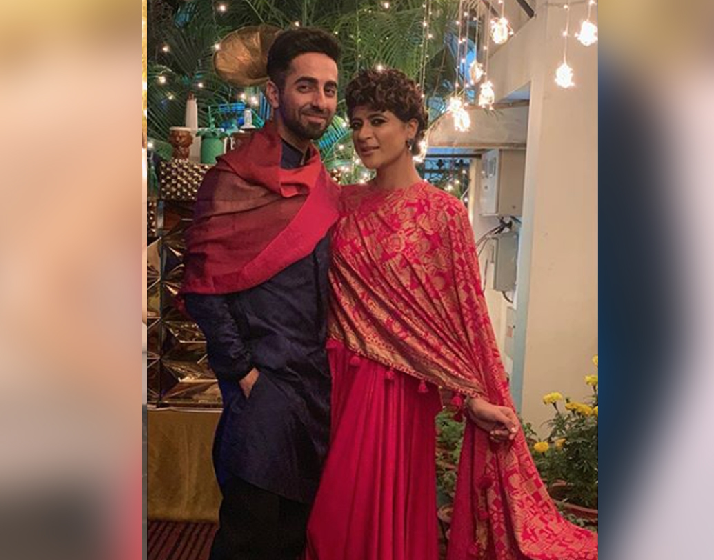 সদ্য ক্যানসারের সঙ্গে লড়াই করে ফিরেছেন স্ত্রী তাহিরা। এ বারের দিওয়ালিটা স্ত্রীর সঙ্গেই সেলিব্রেট করলেন আয়ুষ্মান খুরানা। ট্রাডিশানাল আউটফিটেই আয়ুষ্মানের দিওয়ালির লুক ছিল নজরকাড়া।