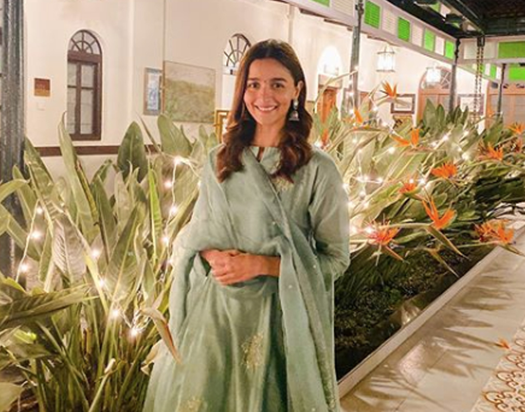 দিওয়ালির দিনে হালকা সবুজ রঙের চুড়িদারে সেজেছিলেন আলিয়া। এই এথনিক লুকে তিনি তাঁর ভক্তদের জানিয়েছেন দিওয়ালির শুভেচ্ছা।