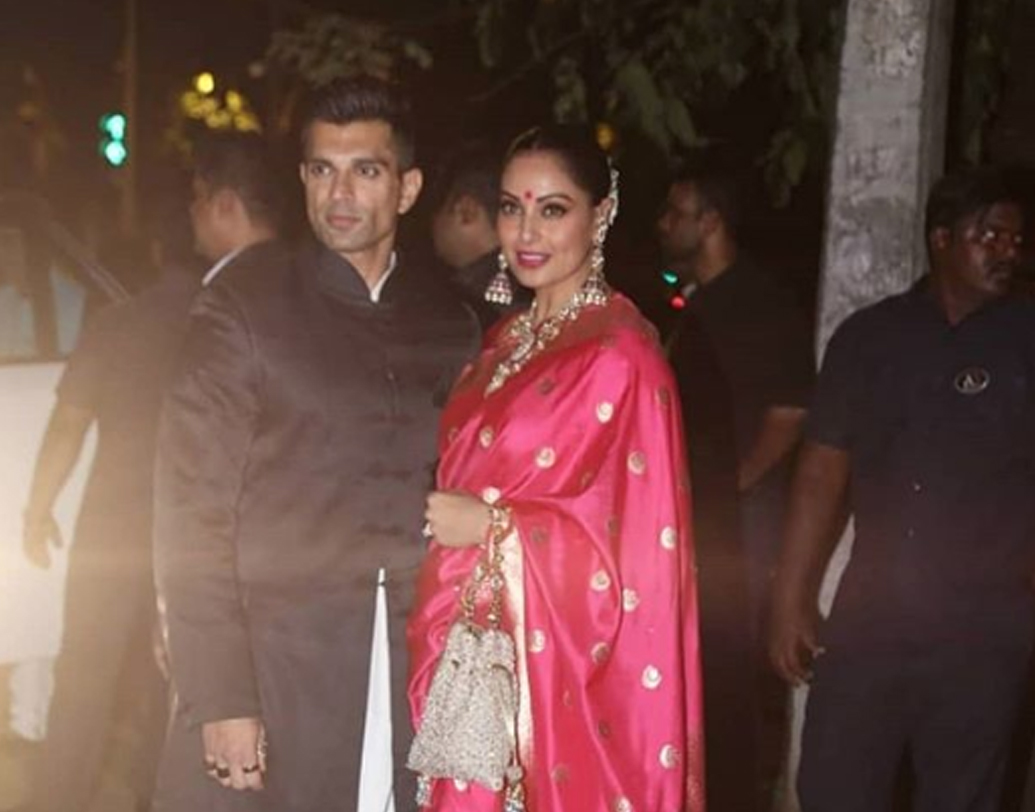 স্বামী কর্ণ সিংহ গ্রোভারের সঙ্গে গোলাপি শাড়িতে বচ্চনদের দিওয়ালি পার্টিতে উপস্থিত ছিলেন বিপাশা বসু। গোল্ডেন মিনাকারির  বড় ঝুমকো, আর গলায় ভারী হারে বিপাশার পার্টি লুক ছিল নজরকাড়া।