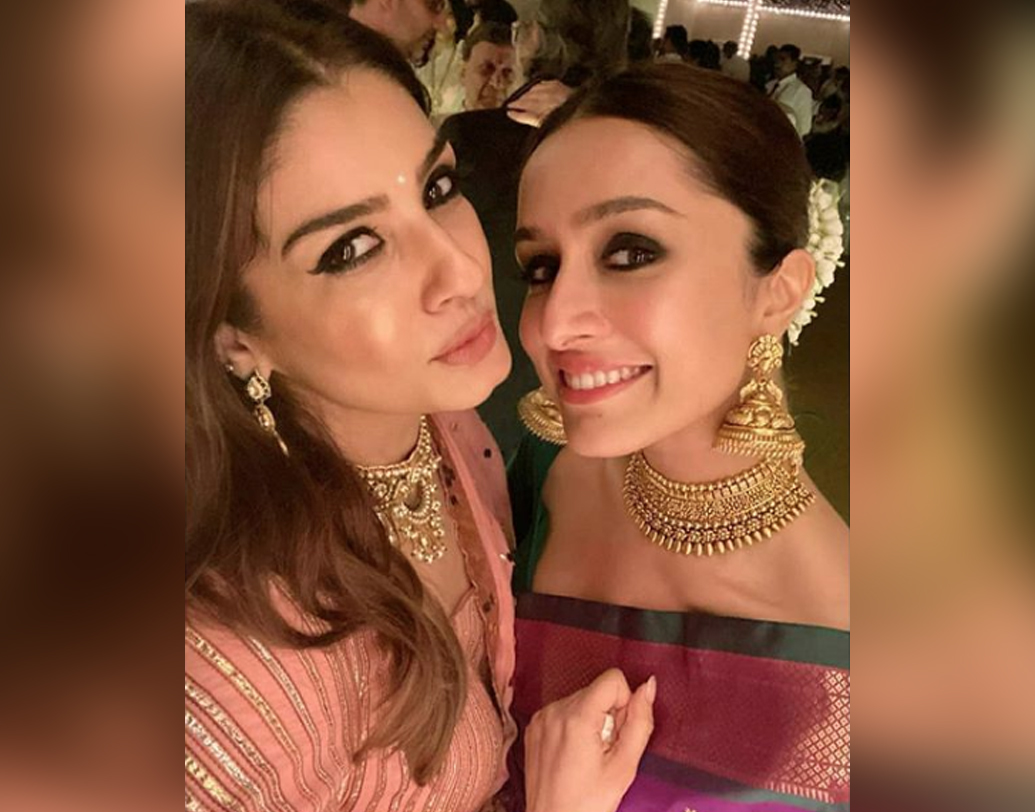 বচ্চনদের পার্টিতেও সেদিন ছিল তারকার সমাগম। পিচ রঙের চুড়িদারে রবিনা টন্ডন থেকে বেগুনি কাঞ্জিভরমে শ্রদ্ধা কপূর বাদ ছিলেন না কেউই।