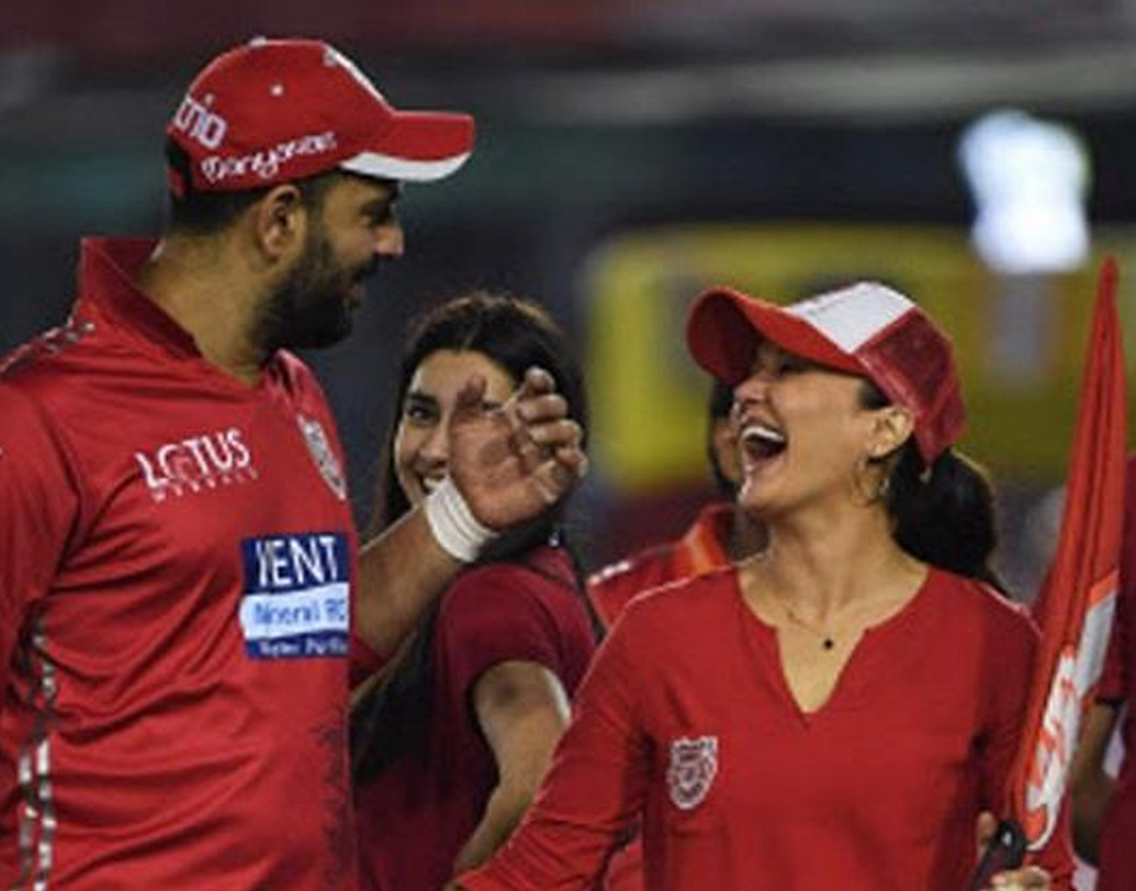 আইপিএল চলার সময় কিংস ইলেভেন পঞ্জাব-এর কর্ণধার প্রীতি জিন্টার সঙ্গেও যুবরাজের সম্পর্কের গুঞ্জন শোনা গিয়েছিল। এ বিষয়ে প্রীতি তীব্র আপত্তি জানালেও গুঞ্জন থেমে থাকেনি। (ছবি: সোশ্যাল মিডিয়া)