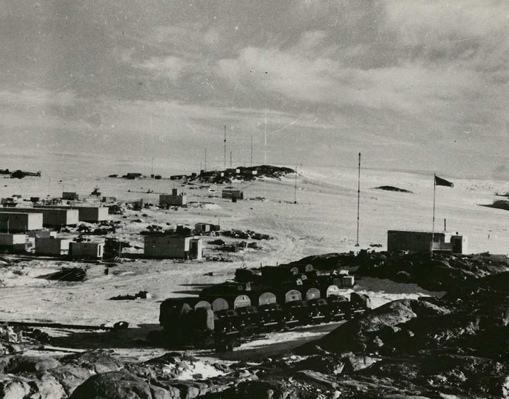 ১৯৬০ থেকে ১৯৬২, দু’ বছর অ্যান্টার্কটিকায় কর্মরত ছিলেন রোগোজোভ। তেরো জন বিজ্ঞানী তথা গবেষকের দলে তিনি ছিলেন একমাত্র চিকিৎসক। তাঁদের কর্মক্ষেত্র ছিল নোভোলাজারেভস্কায়া স্টেশন।