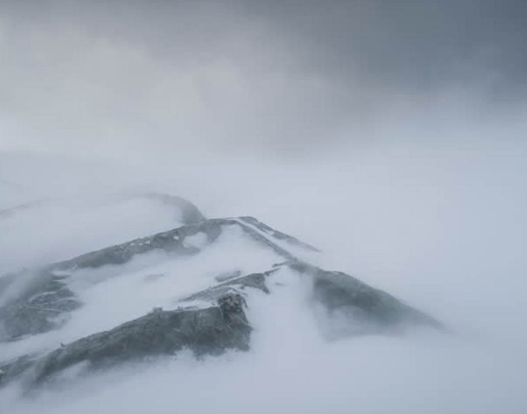 অস্ত্রোপচার করতে হলে আরও একটি গবেষণাকেন্দ্রে যাওয়া ছাড়া উপায় নেই। সেই মুহূর্তে নোভোলাজারেভস্কায়া-র সবথেকে কাছের গবেষণাকেন্দ্র মিরনি ছিল ১৬০০ কিমি দূরে। সেখানে যাওয়ার একমাত্র ভরসা এয়ারক্র্যাফ্ট। কিন্তু তীব্র তুষারঝড়ে সে বাহনও ব্যবহারের অযোগ্য ছিল।