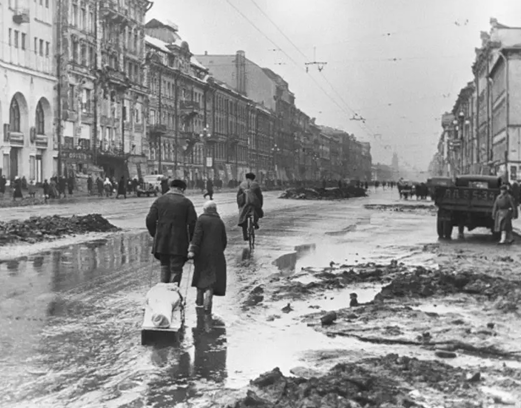 ১৯৬১ সালে লেনিনগ্রাদে ফিরে আসেন রোগোজোভ। এম ডি হিসেবে যোগ দেন লেলিনগ্রাদ পেডিয়াট্রিক মেডিক্যাল ইনস্টিটিউট-এ। যেখান থেকে তিনি ডাক্তারি পাশ করেছিলেন।