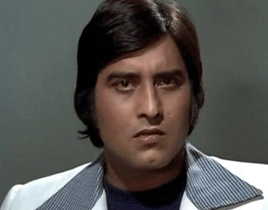 প্রথমে ভারতের মুম্বইয়ে তাঁর পরিবার বসতি স্থাপন করে। কয়েক বছর পরে পরিবার আবার দিল্লি চলে যায়। বিনোদ তখন খুবই ছোট। দিল্লি পাবলিক স্কুলে পড়াশোনা করেন তিনি। তবে পাকাপাকি দিল্লিতে ছিলেন না, পরে আবার একসময় মুম্বইয়ে চলে যায় পরিবার।