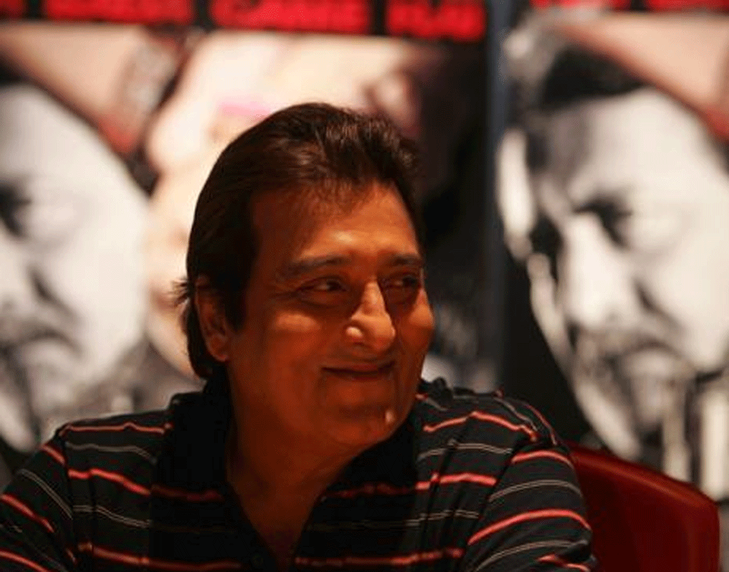 বিনোদের বরাবরই সায়েন্স নিয়ে পড়ার ইচ্ছা ছিল। কিন্তু বাবার ইচ্ছা অনুযায়ী তাঁকে কমার্স নিয়ে পড়াশোনা করতে হয়। মুম্বইয়ে পড়ার সময় তিনি কলেজ থিয়েটার দলে যোগ দিয়েছিলেন।