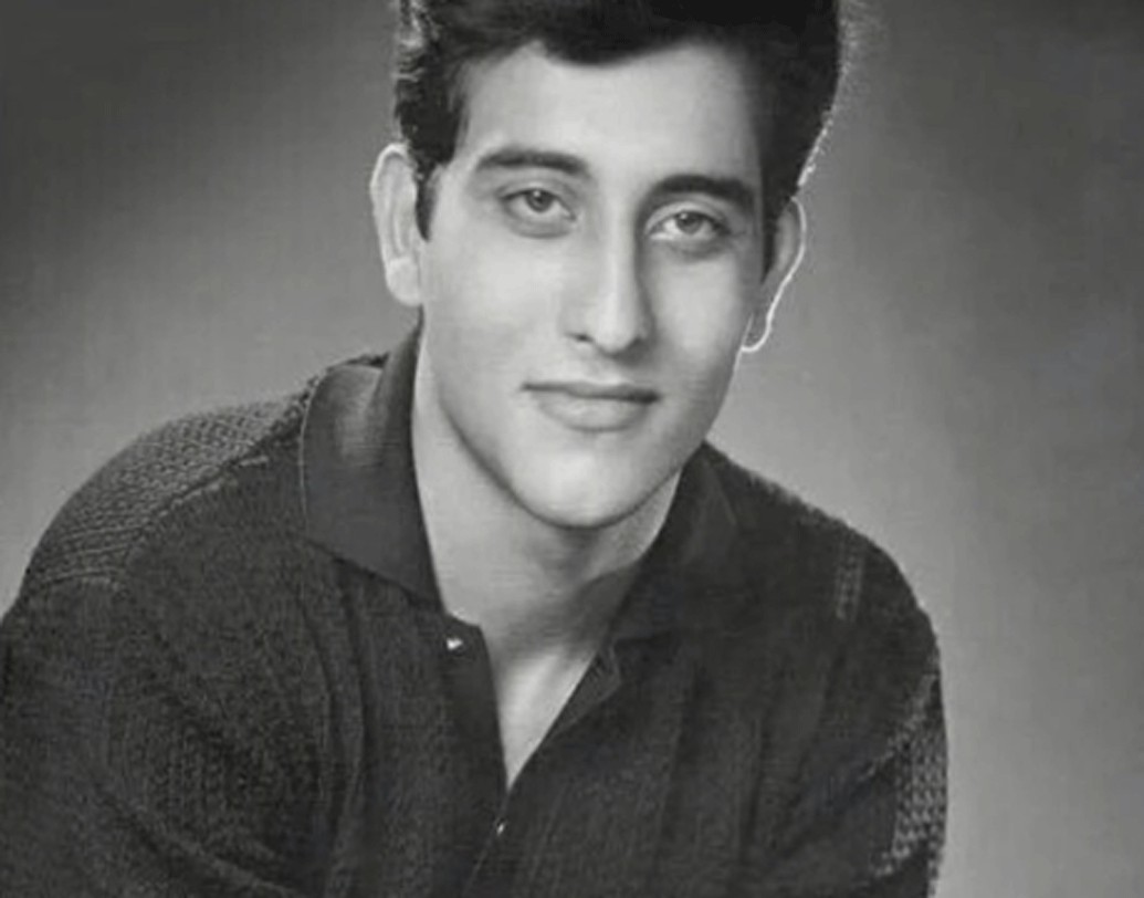 কলেজ পাশ করার পর থিয়েটারে তাঁর অভিনয় দেখে সুনীল দত্ত তাঁকে ফিল্মে অভিনয়ের সুযোগ করে দিয়েছিলেন। ১৯৬৮ সালে ফিল্মে ডেবিউ করেন বিনোদ।