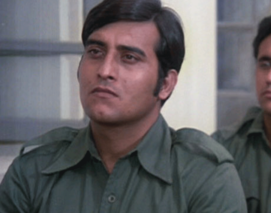 প্রথম ছবি এতটাই হিট হয়েছিল যে, রাতারাতি বলিউডের জনপ্রিয় অভিনেতা হয়ে যান বিনোদ। পরপর ১৫ ফিল্মে সই করে ফেলেন তিনি।