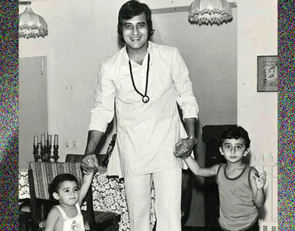 ইতিমধ্যে গীতাঞ্জলির সঙ্গে তাঁর সম্পর্ক আরও ঘনিষ্ঠ হয়। তবে বিয়ের কথা প্রথম দিকে একেবারেই ভাবতে চাননি বিনোদ। কেরিয়ারে ভালভাবে প্রতিষ্ঠিত হওয়ার পরই তিনি বিয়ের সিদ্ধান্ত নেন।