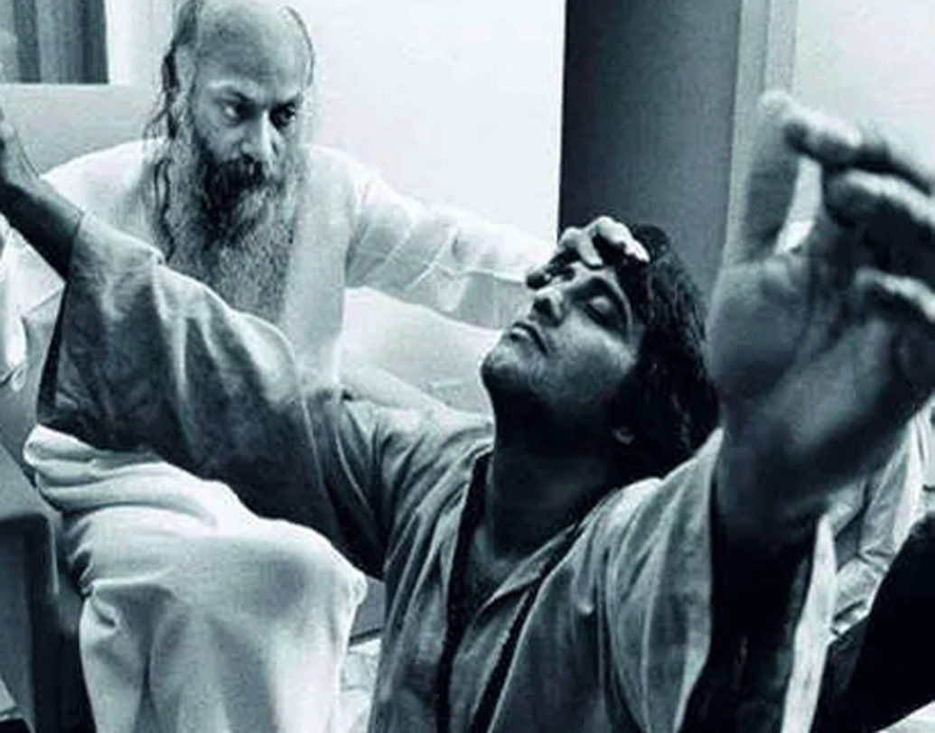 বিনোদের সেই সুখের পরিবারে হঠাৎ ছন্দপতন! অশান্তি নেমে আসে তাঁর পরিবারের মধ্যে। তার মূলে ছিল বিনোদ খন্নার আধ্যাত্মিক চিন্তধারণা।