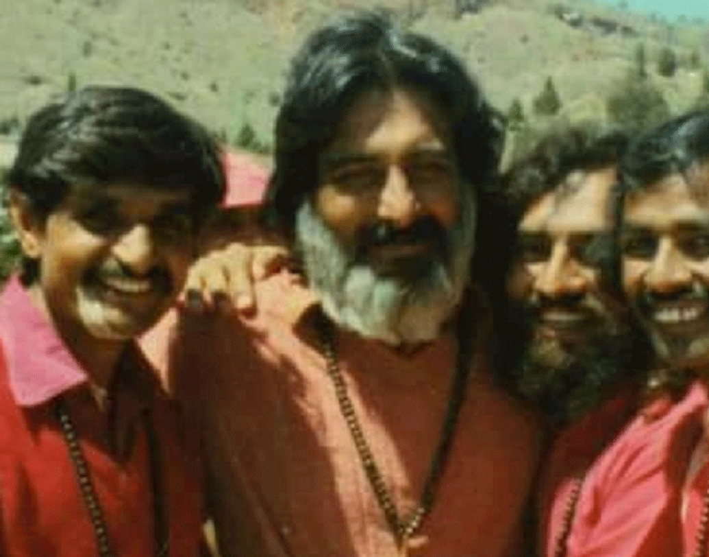 আশ্রম থেকে তাঁকে আমেরিকায় পাঠিয়ে দেওয়া হয়। সংসারের মায়া ত্যাগ করেছিলেন বিনোদ। পরিবারের সঙ্গে সে সময়টা তাঁর দেখা তো দূর, কথাও হত না ঠিকভাবে।