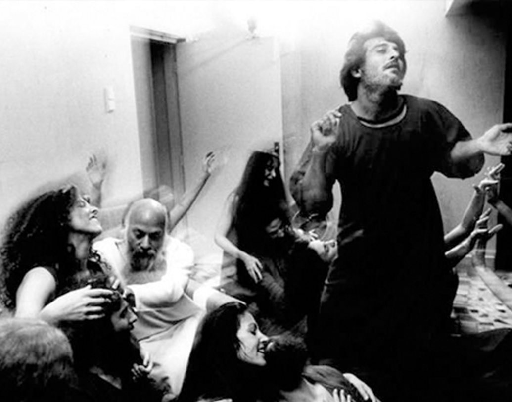 আমেরিকা থেকে বিনোদ খন্না যখন ফিরেছিলেন, তখন তিনি সব হারিয়েছেন। স্ত্রী-সন্তানদের সঙ্গে কেরিয়ারও অনেক পিছনে ফেলে দিয়েছিলেন তিনি ততদিনে। তবে ইন্ডাস্ট্রি বিনোদের কামব্যাক স্বাগত জানিয়েছিলেন।