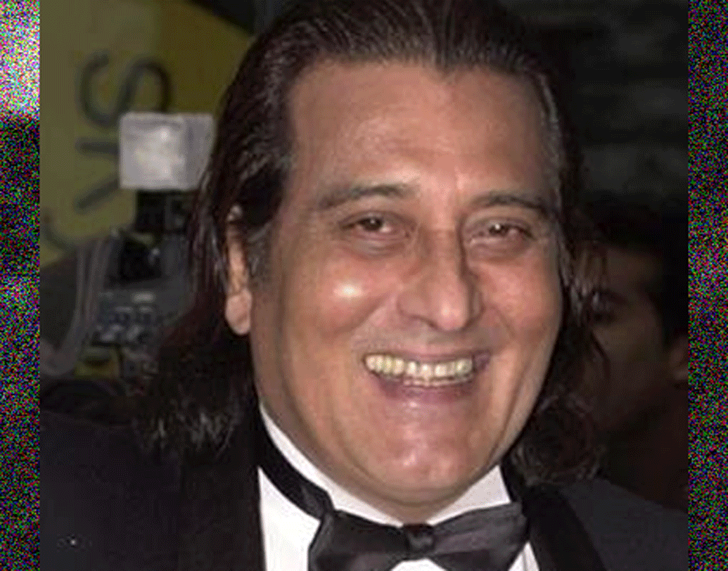 ২০১৭ সালে ক্যানসারে বিনোদ খন্নার মৃত্যুর পরও তাঁর প্রথম পক্ষের দুই সন্তানের কেউই বাবার মুখাগ্নি করতে চাননি।